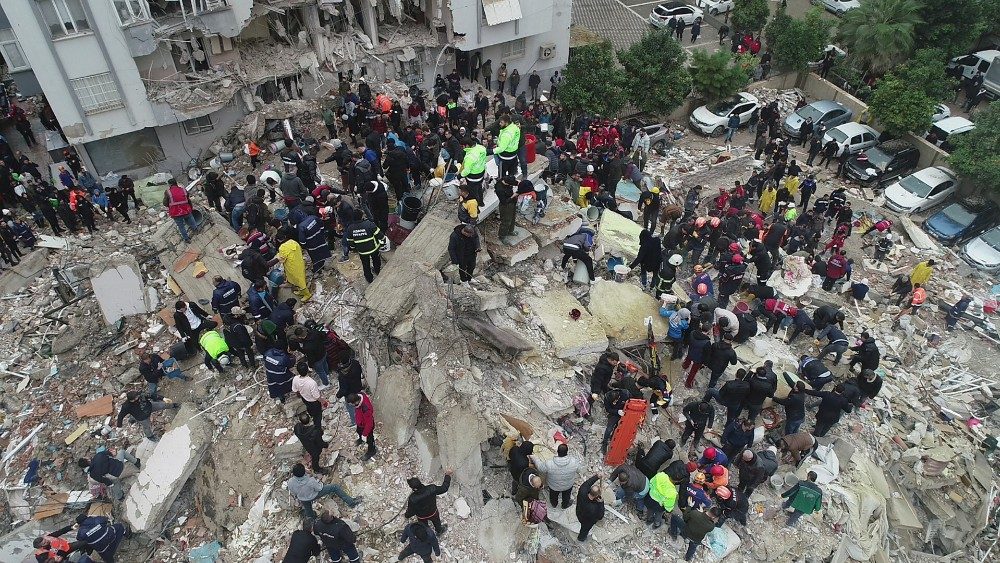 Pessoas procuram entre escombros após um terremoto em Adana, Turquia, 6 de fevereiro de 2023. Ihlas News Agency (IHA) via REUTERS
