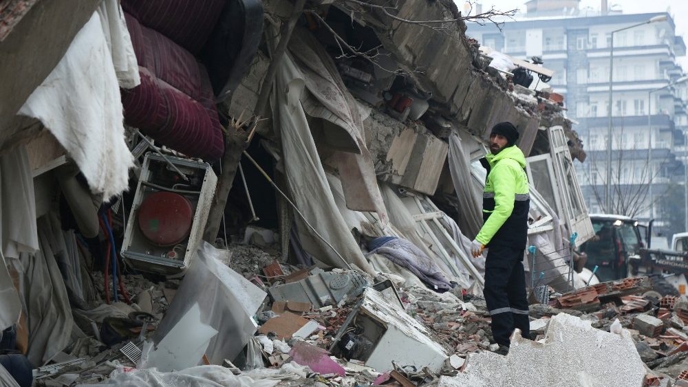 Pessoas procuram sobreviventes sob os escombros após terremoto em Diyarbakir, Turquia, 6 de fevereiro de 2023. REUTERS/Sertac Kayar