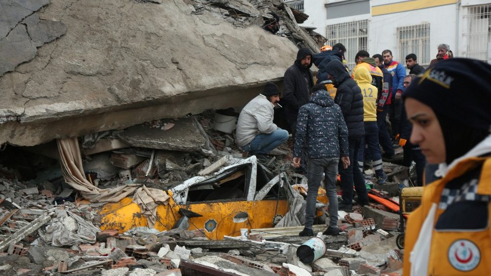 Equipes de resgate procuram sobreviventes sob os escombros após um terremoto em Diyarbakir, Turquia, 6 de fevereiro de 2023. REUTERS/Sertac Kayar
