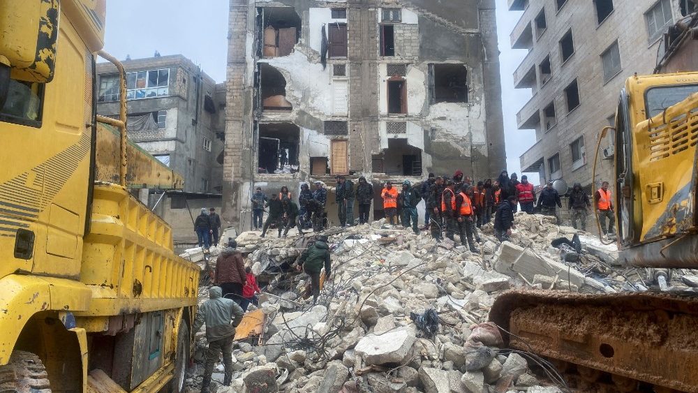 Equipes de resgate procuram sobreviventes sob os escombros de um prédio que desabou após um terremoto, em Hama, Síria, 6 de fevereiro de 2023. REUTERS/Firas Makdesi