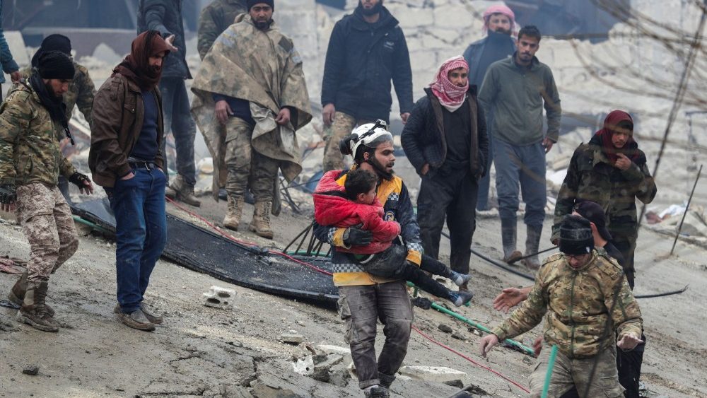 Um socorrista carrega uma criança, após um terremoto, na cidade controlada por rebeldes de Jandaris, na Síria, em 6 de fevereiro de 2023. REUTERS/Khalil Ashawi