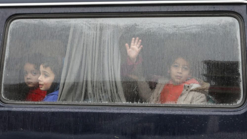 Crianças olham pelas janelas de um carro após um terremoto na cidade de Jandaris, controlada pelos rebeldes, na Síria, 6 de fevereiro de 2023. REUTERS/Khalil Ashawi