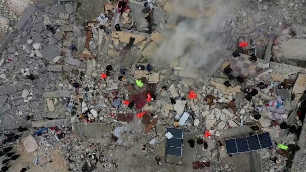 Equipes de resgate vasculham os escombros de edifícios desmoronados após um terremoto, na cidade de Sarmada, controlada pelos rebeldes, na Síria, em 6 de fevereiro de 2023, neste ainda obtido de um vídeo. Capacetes Brancos/via REUTERS