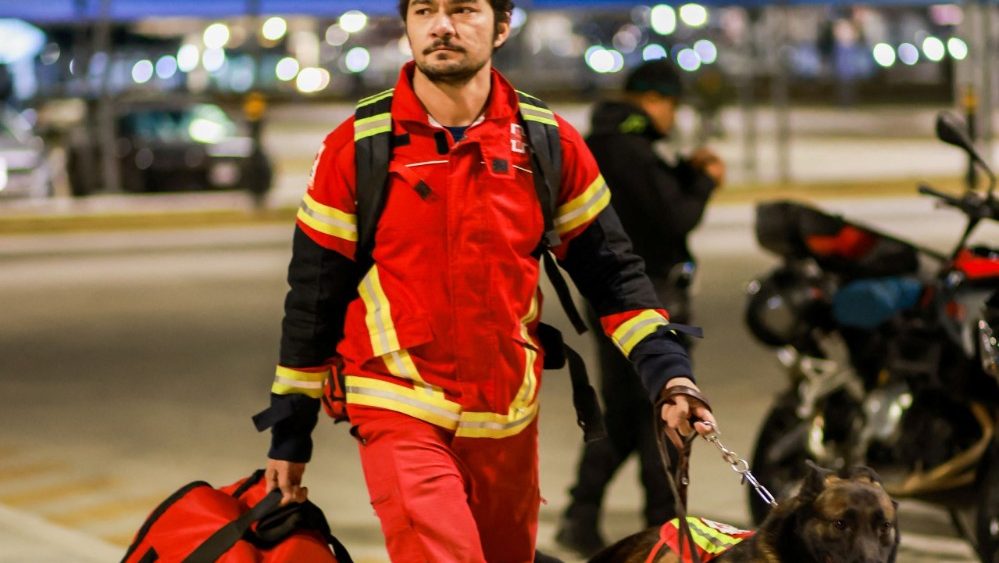 Um membro de uma equipe de resgate caminha para embarcar em um avião da Força Aérea com equipes de busca e resgate para ajudar após um terremoto na Turquia, na base aérea militar de Santa Lucia, nos arredores da Cidade do México, México, 6 de fevereiro de 2023. Presidência/Folheto via REUTERS