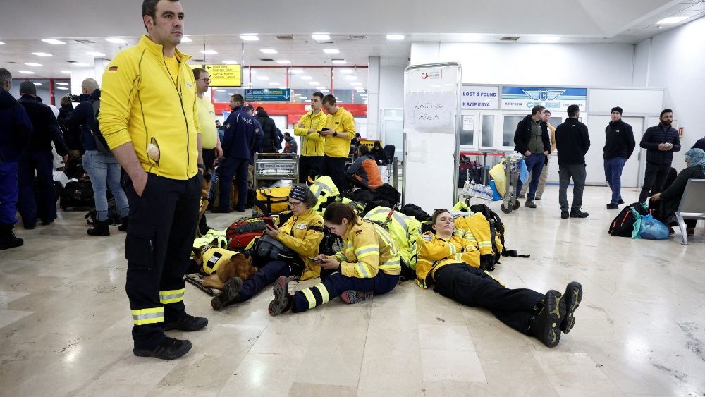 Equipes de resgate da organização humanitária "@fire" chegam ao Aeroporto Adana Sakirpasa após um terremoto em Adana, Turquia, 7 de fevereiro de 2023. REUTERS/Benoit Tessier
