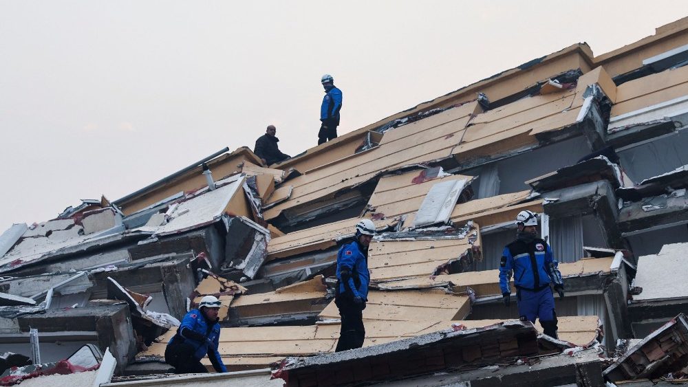 Equipes de resgate procuram sobreviventes sob os escombros após um terremoto em Hatay, Turquia, 7 de fevereiro de 2023. REUTERS/Umit Bektas