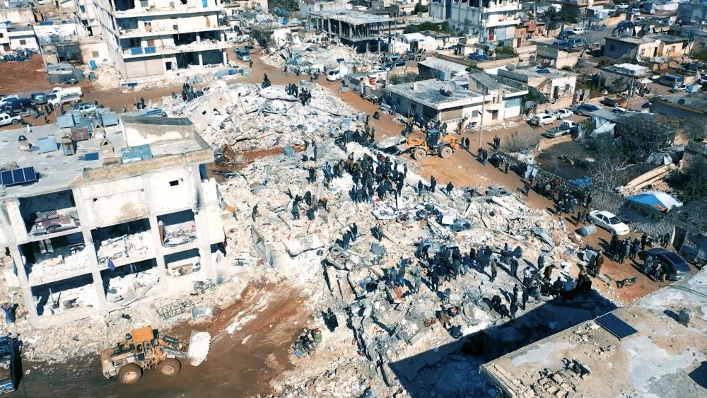 Edifícios danificados e operações de resgate são vistos após o terremoto, em Aleppo, Síria, 7 de fevereiro de 2023, nesta captura de tela tirada de um vídeo de mídia social. (Capacetes Brancos/ via REUTERS)