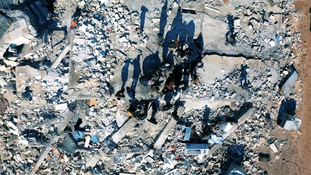 Edifícios danificados e operações de resgate são vistos após o terremoto, em Aleppo, Síria, 7 de fevereiro de 2023, nesta captura de tela tirada de um vídeo de mídia social. (Capacetes Brancos/via REUTERS)