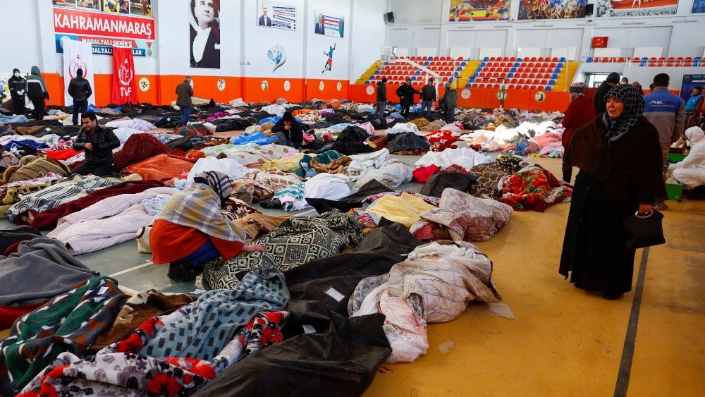 A reação de uma mulher ao lado dos corpos das vítimas em um estádio, após um terremoto mortal em Kahramanmaras, Turquia, 8 de fevereiro de 2023. REUTERS/Suhaib Salem