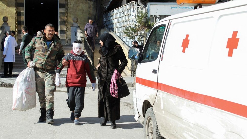 Um menino ferido sai de um hospital com a ajuda de seus pais após o terremoto em Aleppo, Síria, 8 de fevereiro de 2023. REUTERS/Firas Makdesi