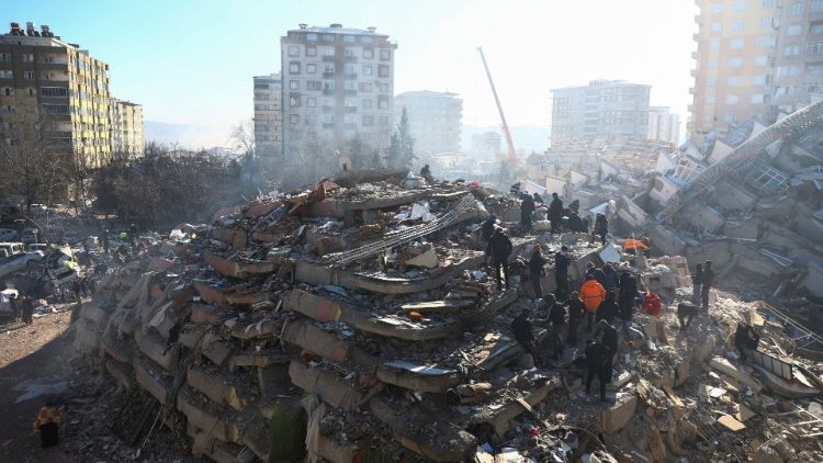 Zniszczenia po trzęsieniu ziemi w mieście Kahramanmaras w Turcji, 8 lutego 2023