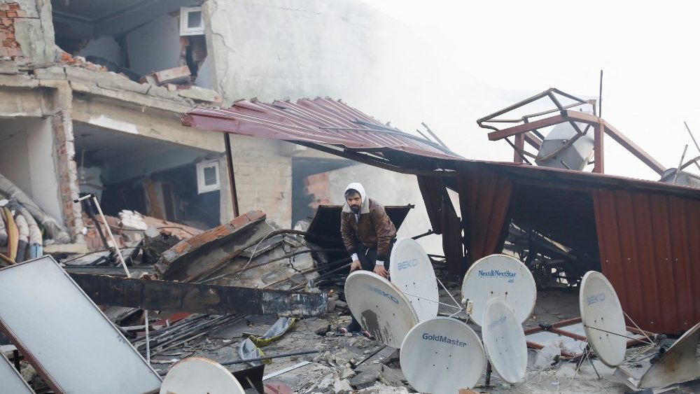 Uma criança fica em meio aos escombros, após um terremoto mortal, em Pazarcik, Turquia, 9 de fevereiro de 2023. REUTERS/Suhaib Salem
