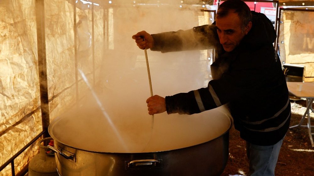 Cães de resgate, da equipe alemã de Busca e Resgate Internacional (ISAR), cobertos com cobertores descansam enquanto as operações de busca e resgate continuam, após um terremoto mortal, em Kirikhan, Turquia, 9 de fevereiro de 2023. REUTERS/Piroschka van de Wouw