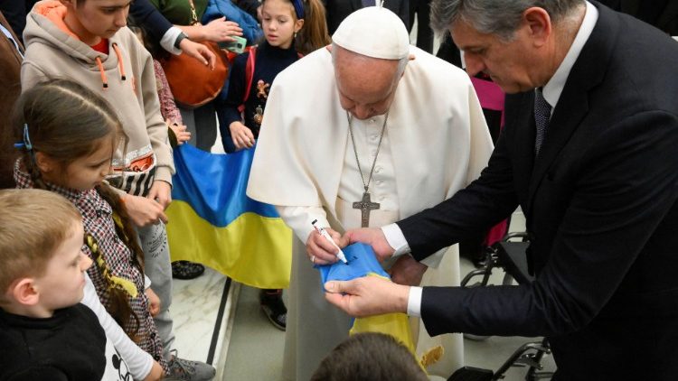 Papież Franciszek podpisujący flagę Ukrainy, 22 lutego 2023