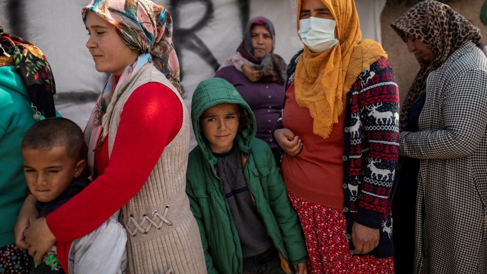 Pessoas afetadas pelo terremoto mortal fazem fila para pedir ajuda em Hatay, Turquia, 24 de fevereiro de 2023. REUTERS/Eloisa Lopez