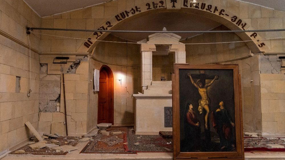 Vista do altar danificado na igreja em Vakifli, a última aldeia armênia na Turquia, após o terremoto mortal, em Samandag, Turquia, 24 de fevereiro de 2023. REUTERS/Eloisa Lopez