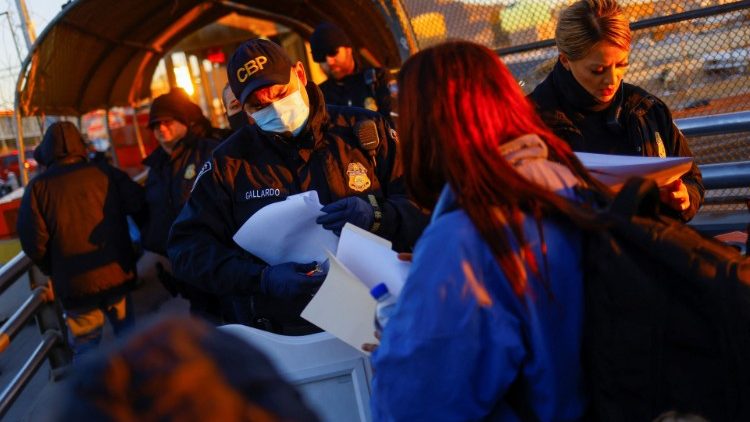 Las familias migrantes se dividen en la frontera norte de México mientras luchan por conseguir citas de asilo en EE.UU. a través de una aplicación gubernamental. (REUTERS)