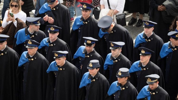 Паломники на площади Святого Петра (26 марта  2023 г.)