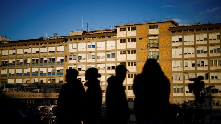 Žmonės prie Romos Agostino Gemelli ligoninės