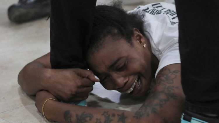 Un parent de l'un des trois policiers décédés lors d'une opération contre le gang Ti Makak le 9 avril 2023, lors d'une cérémonie à Port-au-prince, Haïti, le 21 avril 2023. 