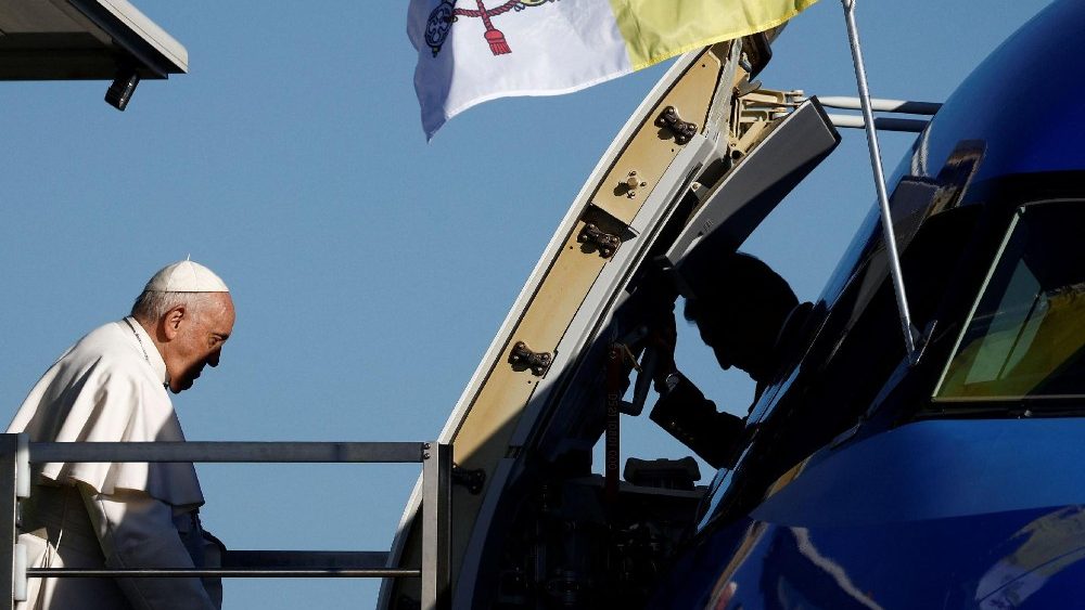 Papa Francisco embarca no avião papal antes de sua visita apostólica à Hungria. REUTERS/Guglielmo Mangiapane