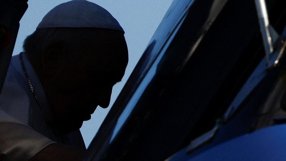 Papa Francisco embarca no avião papal antes de sua visita apostólica à Hungria. REUTERS/Guglielmo Mangiapane