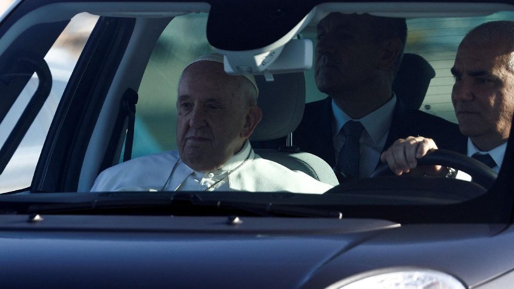 Papa Francisco chega ao Fiumicino para embarcar no avião papal com destino à Hungria. REUTERS/Guglielmo Mangiapane