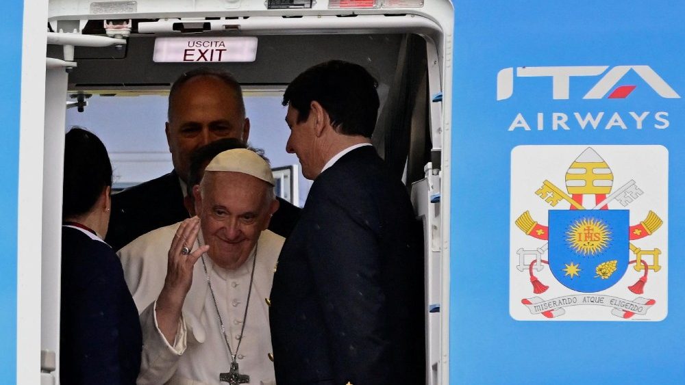 Papa Francisco acena após embarcar em seu avião no Aeroporto Internacional Ferenc Liszt de Budapeste. REUTERS/Marton Monus