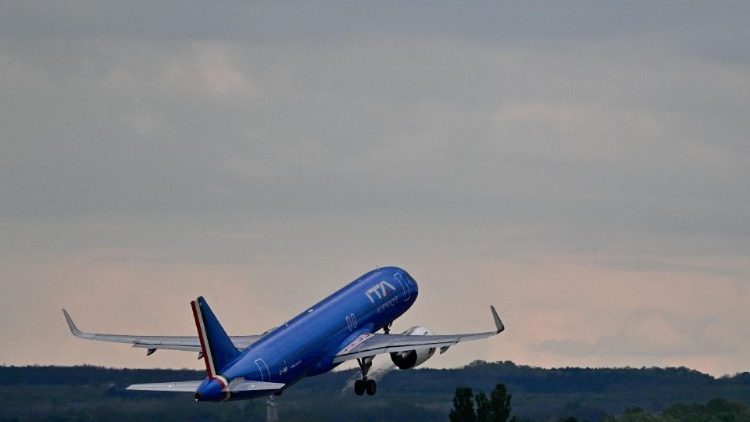 &Eacute;s a p&aacute;pai g&eacute;p a levegőbe emelkedik