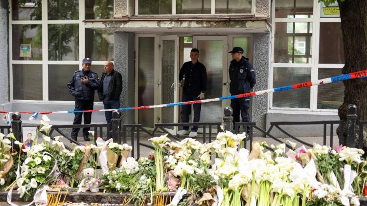 Des fleurs devant l'école de Belgrade où 8 personnes ont été tuées le 3 mai 2023.