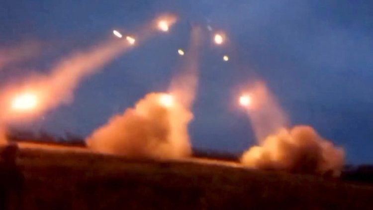 Lancio di missili dalle postazioni dell'esercito ucraino a Bakhmut