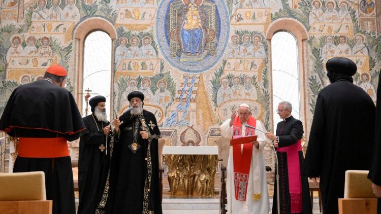 Påven Franciskus och Tawadros II ber tillsammans i Redemptoris Mater-kapellet i Vatikanen