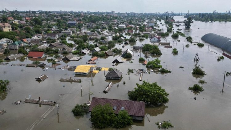 Zalany Chersoń po wysadzeniu zapory w Nowej Kachowce, 8 czerwca 2023
