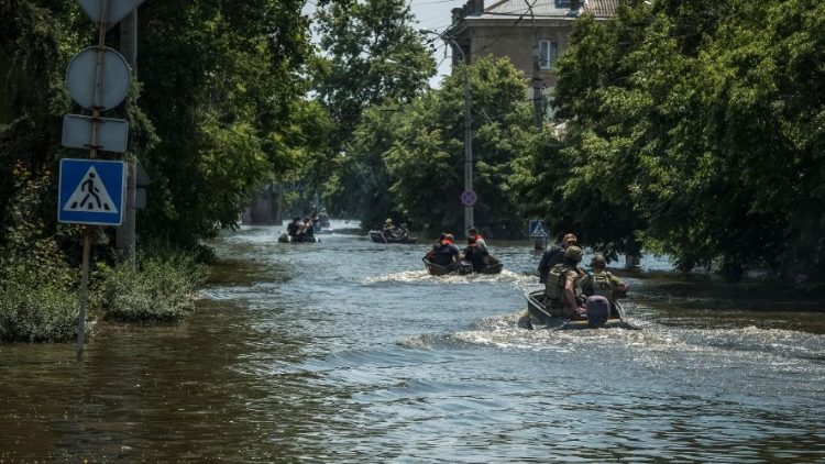 Ewakuacja ludzi z Chersonia po tym, jak zapora w Nowej Kachowce została zniszczona, 9 czerwca 2023