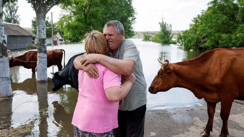 Moradores locais esperam por uma barcaça para evacuar suas vacas da vila de Afanasiivka, que foi parcialmente inundada após o rompimento da barragem de Nova Kakhovka, em meio ao ataque da Rússia à Ucrânia, na região de Mykolaiv, Ucrânia, 9 de junho de 2023. REUTERS/Alina Smutko