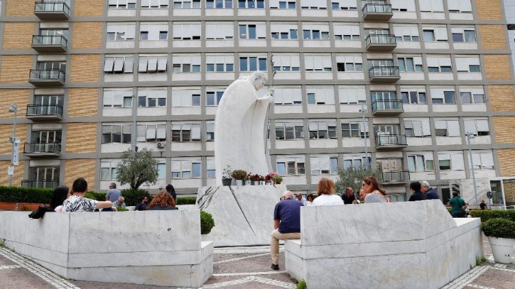 La estatua de Juan Pablo II en el Policlínico romano "Agostino Gemelli"