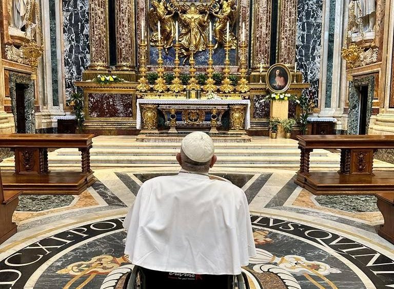 Францішак падчас малітвы ў Санта-Марыя-Маджорэ