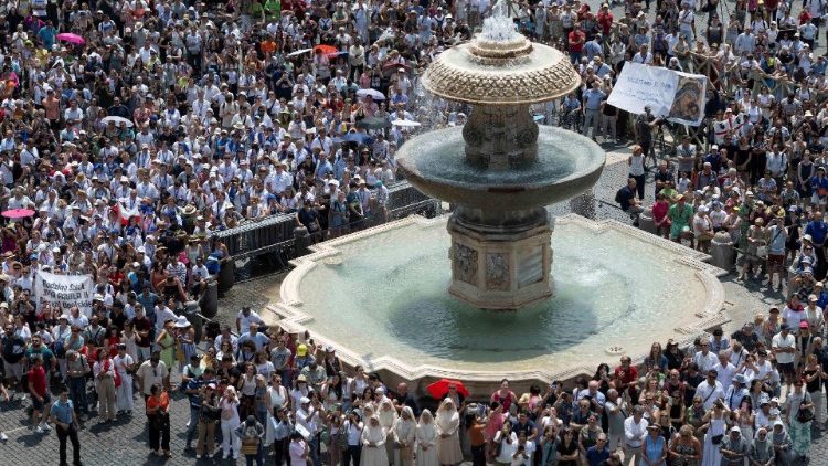Fedeli in piazza San Pietro per l'Angelus di Papa Francesco