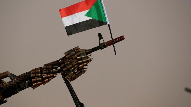Sudanesische Flagge auf einem Maschinengewehr