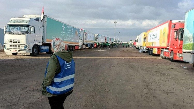 Alcuni dei camion che venerdì 20 ottobre dovrebbero attraversare il valico di Rafah (Reuters)