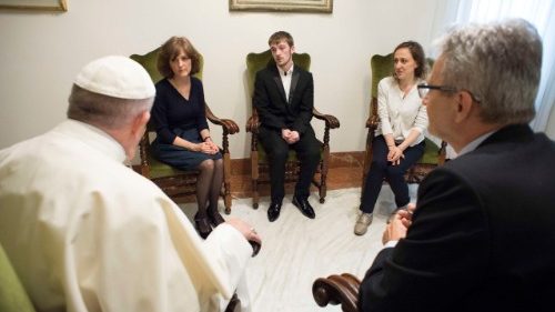 Papa recebe o pai de Alfie: somente Deus é dono da vida