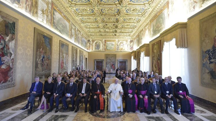 Le Pape recevant la fondation Gravissimum Educationis