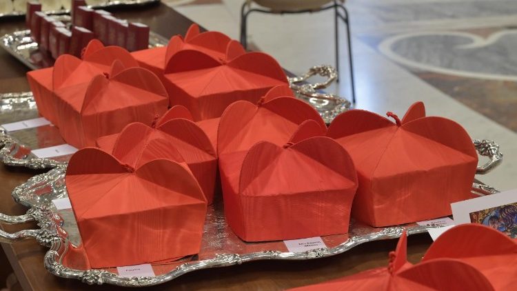 Birretes cardenalicios para los nuevos purpurados