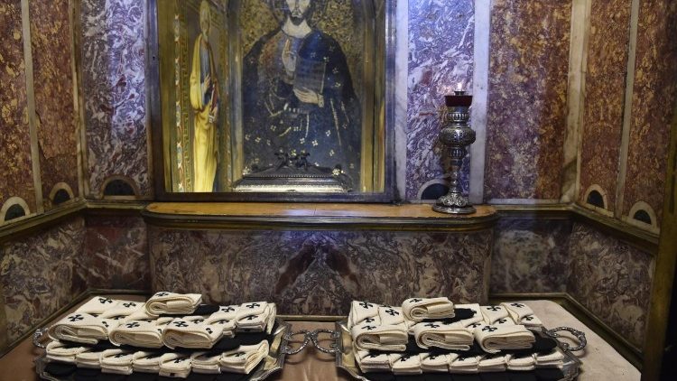 Papież Franciszek pobłogosławił paliusze, które zostaną nałożone nowym metropolitom