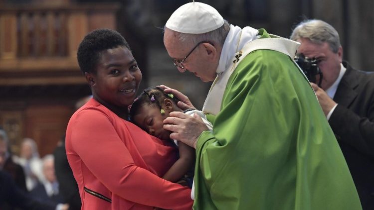 Papst Franziskus am Rand der Messe mit Migranten im Petersdom