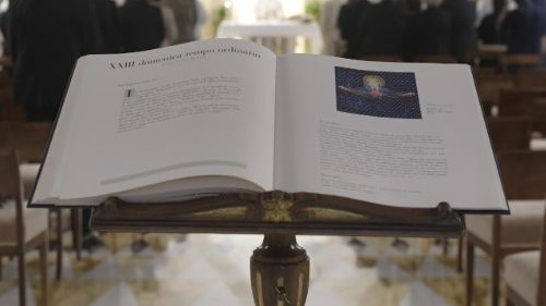 Papa a Santa Marta: vivete la follia della croce e siate misericordiosi