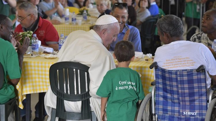 Папа падчас абеду ў цэнтры "Місія надзею і любові" ў Палерма