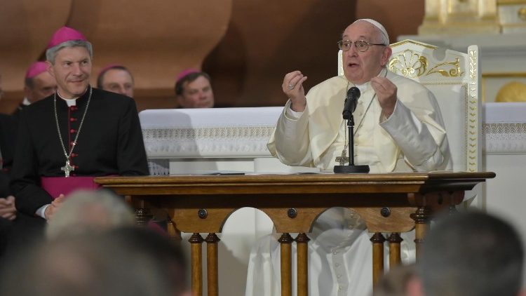 Le Pape s'exprimant devant les prêtres et consacrés, le dimanche 23 septembre 2018 à la cathédrale de Kaunas.
