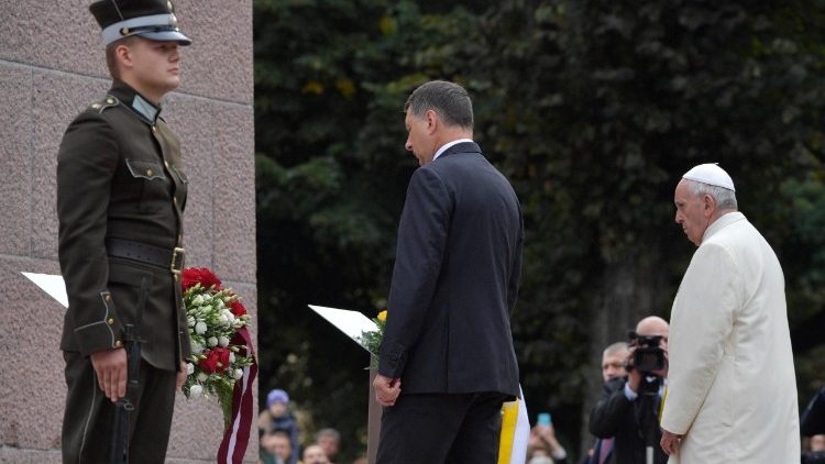 Papst Franziskus am Freiheitsdenkmal in Riga