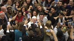2018-10-06-incontro-giovani-e-padri-sinodali-1538838386651.JPG